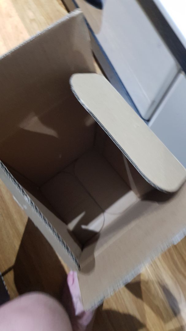 Giao hàng rất nhanh, nhưng lại hóa thành rất ẩu, hay là gì đó chưa muốn nói. 
Giống vài người mua trước đã cho ý kiến, tôi cũng không hề thấy cục ion+ màu vàng nào cả. Lặp đi lặp lại vấn đề này là sao?
Cũng chẳng có hướng dẫn tiếng Việt như quảng cáo, nên giờ chẳng biết sử dụng thế nào. Hay ném vào sọt rác luôn khỏi bực mình?