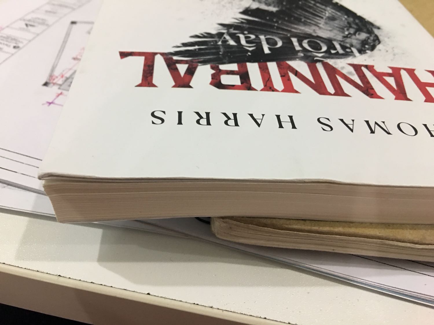 Lần đầu tiên cầm cuốn sách mua của tiki mà bực mình đến vậy, sao có thể giao 1 quyển sách mà k thể dùng từ gì để diễn tả như vậy, tiki thì giao hàng nhanh rồi nhưng nhanh k đồng nghĩa vs chất lượng