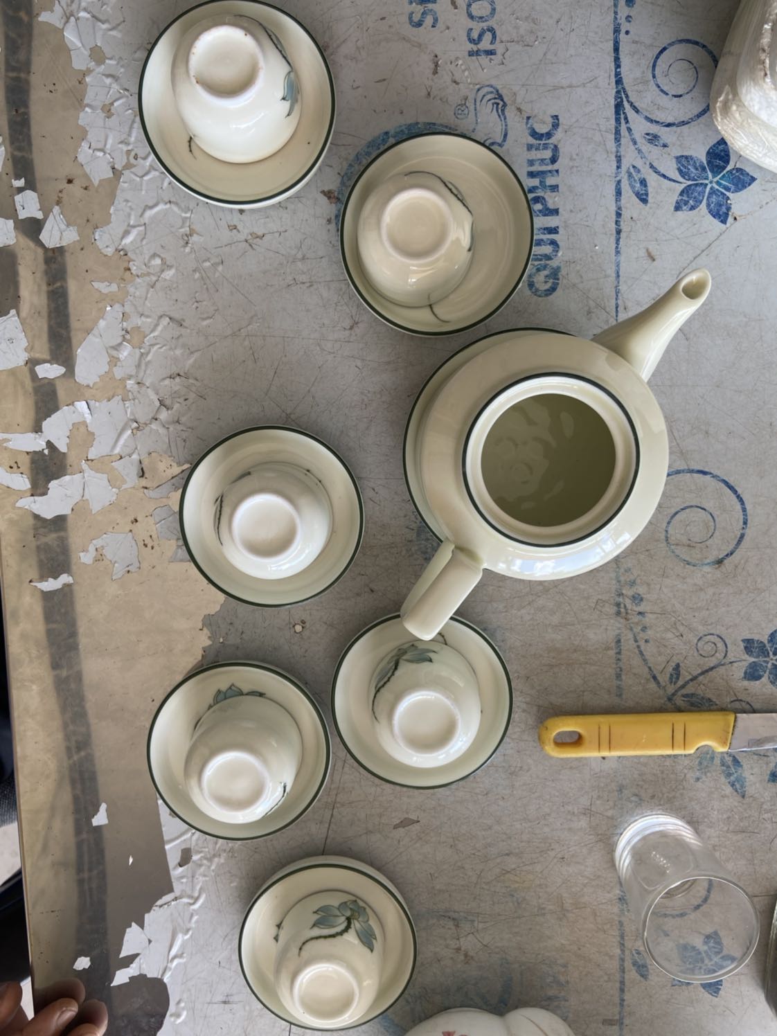 Bộ ấm chén đẹp nhưng mở hàng ra thì thấy thiếu nắp ấm, tiki hoặc bên bán hỗ trợ giúp mình nhé.