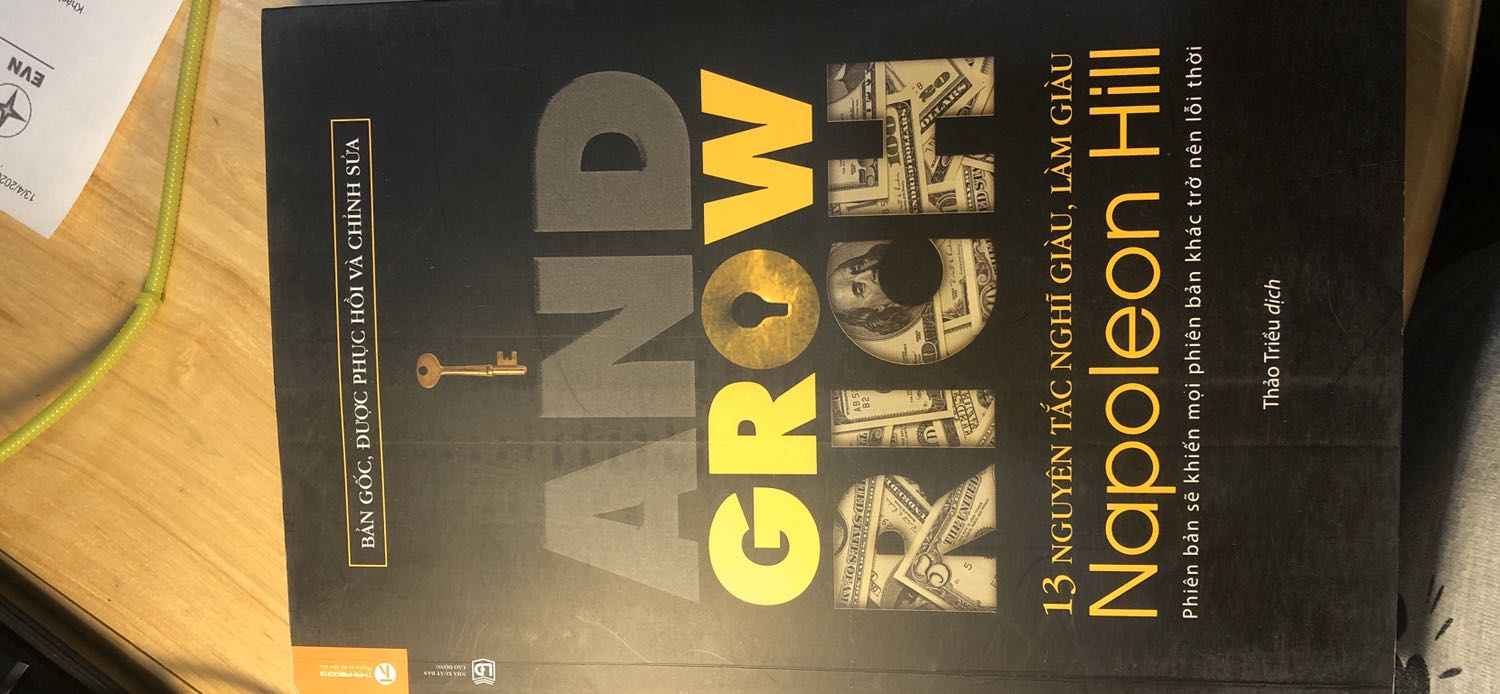 1 quyển “think and grow rich” có vẻ là sách nhái... mất chữ “think” trên bìa.