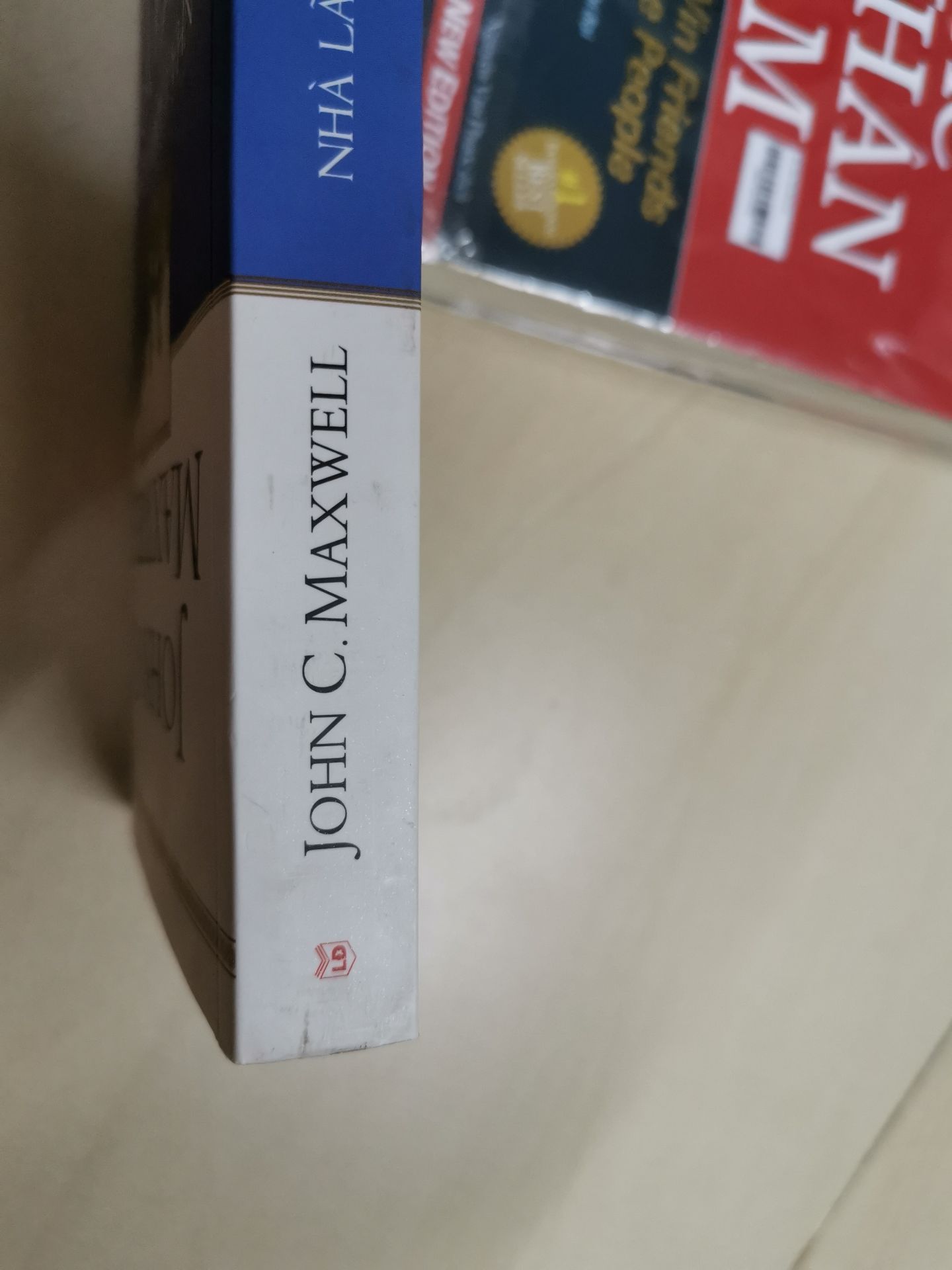 Mình vừa đặt giao hàng chiều nay, tiki now 2 cuốn. Cuốn này và cuốn Đắc Nhân Tâm. Tuy nhiên, khi nhận hàng mình vì đang bận nên không mở ra ngay mà mang lên nhà để mở sau. Và sau khi mở ra mình không hài lòng về sản phẩm như sau: 
+ Sản phẩm không được đóng trong bao nilon mà để trần bên ngoài. (Trong khi cuốn Đắc Nhân Tâm lại được đóng gói nilon rất chuẩn chỉnh).
+ Sản phẩm bị dơ ở gáy sách => Sản phẩm đã được sử dụng rồi => Tiki giao sản phẩm đã sử dụng cho khách hàng?????
+ Sản phẩm có mùi dầu gió => Bộ phận đóng gói không rửa tay trước khi làm việc. Mình rất ghét mùi dầu gió nhưng lại phát hiện mùi này khi mở hộp làm mình bị mất hứng thú với cuốn sách luôn.
Đề nghị Tiki trả lời giúp những vấn đề trên.