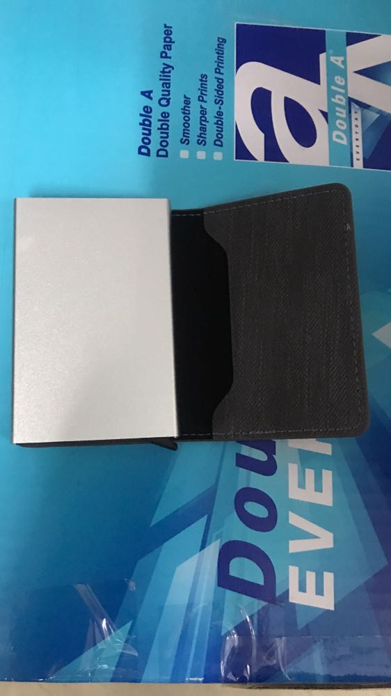 Ví nhỏ gọn đẹp. Vỏ da cực chất, hộp nhôm đựng thẻ cứng cáp và chắc chắn, vừa khít với thẻ nên mình thấy nó khá là nhỏ gọn. Thẻ đựng được nhiều vô đối luôn. Mình không đủ thẻ để kiểm tra nhưng chắc là 9-10 cái nhé được nếu là loại không có chữ dập nổi. Vỏ da cũng để được tiền và giấy tờ nữa. Sản phẩm tốt, em cảm ơn shop ạ.