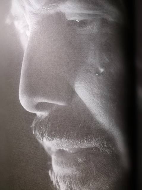 Dù chỉ là góc nhìn từ người ngoài cuộc nhưng tác phẩm đã xây dựng được phần nào hình ảnh của Keanu Reeves trong lòng độc giả. Thay vì tự tìm hiểu và lượm nhặt từ nhiều nguồn tin, Ma trận cuộc đời như một bản tổng hợp, sắp xếp các sự kiện, bài viết về nhân vật chính cũng như 1 số đánh giá từ chính tác giả. 

Với mình thì tác phẩm chưa mang đến những chiều sâu cần thiết, phần nào cũng là do người đàn ông ấy có quá nhiều bí ẩn đối với mọi người, nên vẫn mong trong tương lai sẽ được đọc tự truyện hoặc hồi ký từ Keanu, từ chính góc nhìn của người trong cuộc để thực sự hiểu thêm về con người và cuộc đời anh.

Đấy là về nội dung và mong đợi của mình. Còn về hình thức thì với mình sách in đẹp, chất lượng giấy khá tốt, màu sắc, hình ảnh chọn lọc phù hợp. Các bạn muốn sưu tầm thì khá ổn nhé. Rất thích cách chọn tone màu trắng đen của quyển này.

Dịch vụ tiki với mình thì không có vấn đề gì về đóng gói hay vận chuyển cả.