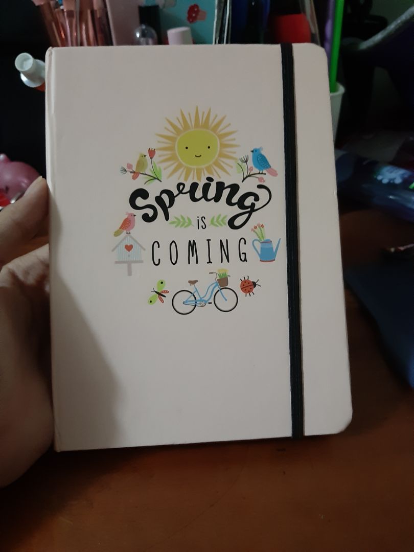 Sổ giống hình. Trang giấy rất đẹp và giày vừa đủ. Ở sau còn có cả một cái túi giấy vô cùng xinh xắn nữa. Bìa cũbg không bị nhăn hay cong. Mình cực kì hài lòng và thích sản phẩm này. ^^