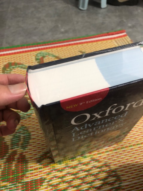 Sách là phiên bản bìa cứng nhưng gáy sách mỏng, cảm giác sách nhẹ, trang sách cũng mỏng, 9 năm tuổi nhưng hình thức còn mới. Sách là phiên bản bìa cứng nhưng gáy sách mỏng, cảm giác sách nhẹ, trang sách cũng mỏng, 9 năm tuổi nhưng hình thức còn mới.