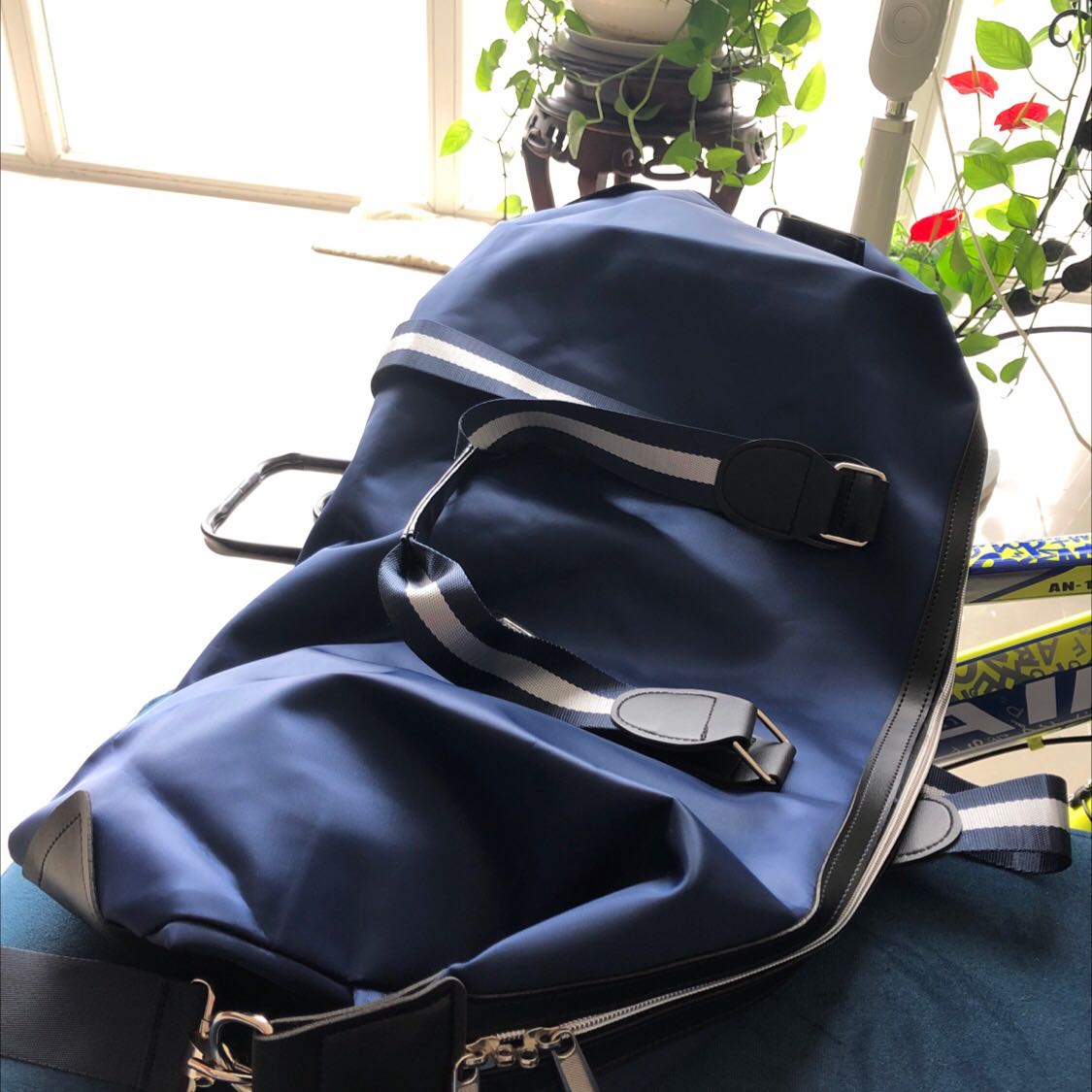 Túi như hình, đường nét,rộng dãi đựng được nhiều đồ… nói chung là hài lòng.