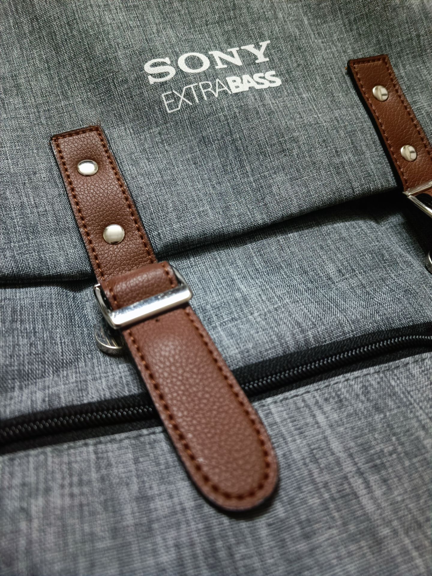 Lần đầu tiên mình mua sp điện tử với số tiền lớn như này và thanh toán trước trên Tiki. Khá là lo lắng nhưng khi nhận được sp khiến mình rất vui, hài lòng. Tai nghe add mã còn 4tr868, xuất xứ Malaysia, hàng chính hãng nguyên seal. Ngày xuất kho còn mới 2022/05/10. Mình mua của đơn vị bán Happystores được tư vấn rất nhiệt tình, có xuất hoá đơn đỏ và được tặng kèm 1 balo Sony Extra Bass rất sang - xịn (hàng tặng kèm sẽ có tùy đợt, lúc mình mua nó hiện sẵn trong giỏ hàng nên các bạn lưu ý hoặc nhắn hỏi Shop trước). Mình mua tai nghe này với mục đích nghe nhạc chống ồn và dùng để học đàn piano, tai nghe đáp ứng tốt nhu cầu sử dụng. Khi bật chức năng chống ồn mình chỉ cần mở volume 10 là đã nghe rất tốt, thay vì ngày trước phải mở tận volume 30,40 mới nghe được 😂. Có điều ko rõ là củ sạc nhanh đt Xiaomi 11T mình đang dùng ko sạc được cho tai nghe này. Mình có hỏi trước và shop báo thông số sạc ok nên mới đầu mình tưởng tai nghe lỗi gì. Nhưng ko phải, mình cắm dây sạc trực tiếp qua cổng USB trên PC thì sạc lại bình thường với tốc độ rất nhanh. Chắc do củ xạc ko tương thích, bạn nào gặp TH giống mình nhớ lưu ý. Và một điều quan trọng nữa, các bạn nên đọc kỹ hướng dẫn và xem thêm các video để sử dụng tai nghe được hiệu quả, giảm thiểu các lỗi phát sinh do không biết dùng nhé. 😂