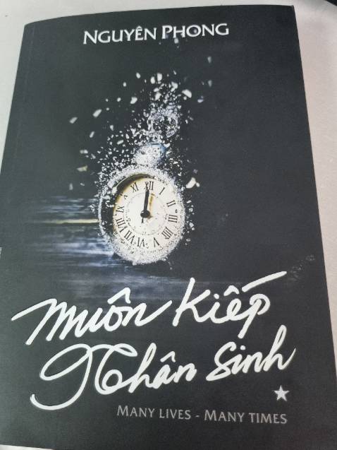 Chất lượng giấy oke như ảnh nhá, bìa sách cứng, có khèn bao ni lông quanh sách
Nghe riveiw cũng nhiều nên mình mua đọc thì thấy
Về nội dung thì mình mới đọc có ít, thấy cũng khá hay, bàn luận về luật nhân quả dựa trên khoa học và tâm linh.