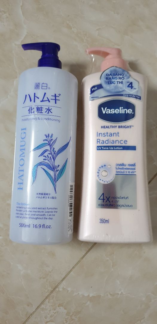 Dù dịch mà hàng nhận được nhanh lắm luôn.Mua ngày 11.11 mà ngày 14.11 đã nhận được hàng.Ngoài này mưa nên hộp bị móp méo nhưng hàng vẫn ok.Đối với da thiên khô như mình thì nước hoa hồng này khá nhẹ để dưỡng ẩm da mặt.Khá là lỏng,thấm vào da nhanh,thích hợp cho cơ thể hơn.