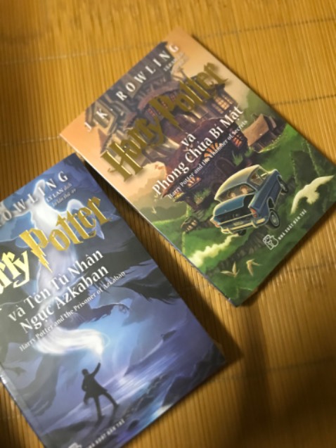 Sách được bọc kĩ, không xước bìa 
Bên đây rẻ hơn sàn S màu cam một chút