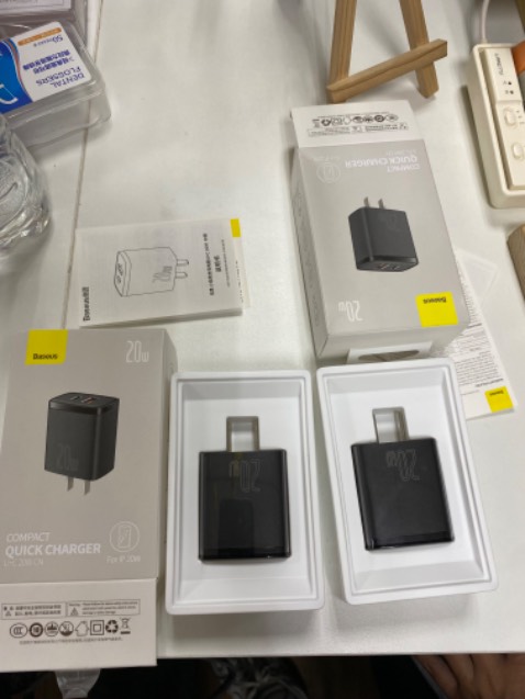 Mình đặt 1 đen 1 trắng, nhưng giao 2 màu đen và cũng không giải thích gì thêm. Vài nghìn chênh lệch không đáng nhưng cái kiểu nhắn tin feedback thì bơ luôn như này thì không có lần sau.