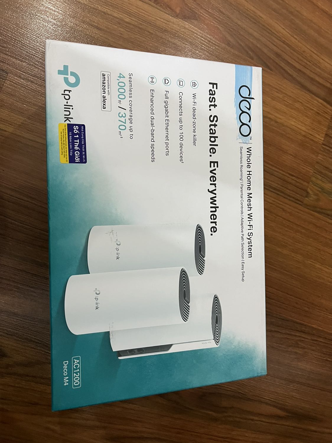 Hàng ship từ kho HCM ra, giao đúng hẹn. Hộp có tem niêm phong nhưng đã bị cắt ra, tuy nhiên hàng bên trong vẫn bọc đầy đủ không thiếu, có thể bên nhập hàng bóc ra để kiểm tra. Cài đặt dùng app thao tác dễ dàng, node chính tốc độ đo bằng băng thông gói mạng đang sử dụng. Nếu đi được dây giữa các node thì kết nối ethernet backhaul sẽ đảm bảo tốc độ các node tối đa. Còn nhà mình có thể do trần bê tông 10cm + thạch cao + thang máy giữa nhà nên khả năng xuyên tường khá kém, tầng trên tầng dưới hoặc cùng một sàn thì tốc độ giảm 50-70%. Có 3 cục thì mình chỉ nối được 2 cục dùng ethernet backhaul còn một cục thứ 3 thì không nối được. Hàng ship từ kho HCM ra, giao đúng hẹn. Hộp có tem niêm phong nhưng đã bị cắt ra, tuy nhiên hàng bên trong vẫn bọc đầy đủ không thiếu, có thể bên nhập hàng bóc ra để kiểm tra. Cài đặt dùng app thao tác dễ dàng, node chính tốc độ đo bằng băng thông gói mạng đang sử dụng. Nếu đi được dây giữa các node thì kết nối ethernet backhaul sẽ đảm bảo tốc độ các node tối đa. Còn nhà mình có thể do trần bê tông 10cm + thạch cao + thang máy giữa nhà nên khả năng xuyên tường khá kém, tầng trên tầng dưới hoặc cùng một sàn thì tốc độ giảm 50-70%. Có 3 cục thì mình chỉ nối được 2 cục dùng ethernet backhaul còn một cục thứ 3 thì không nối được.