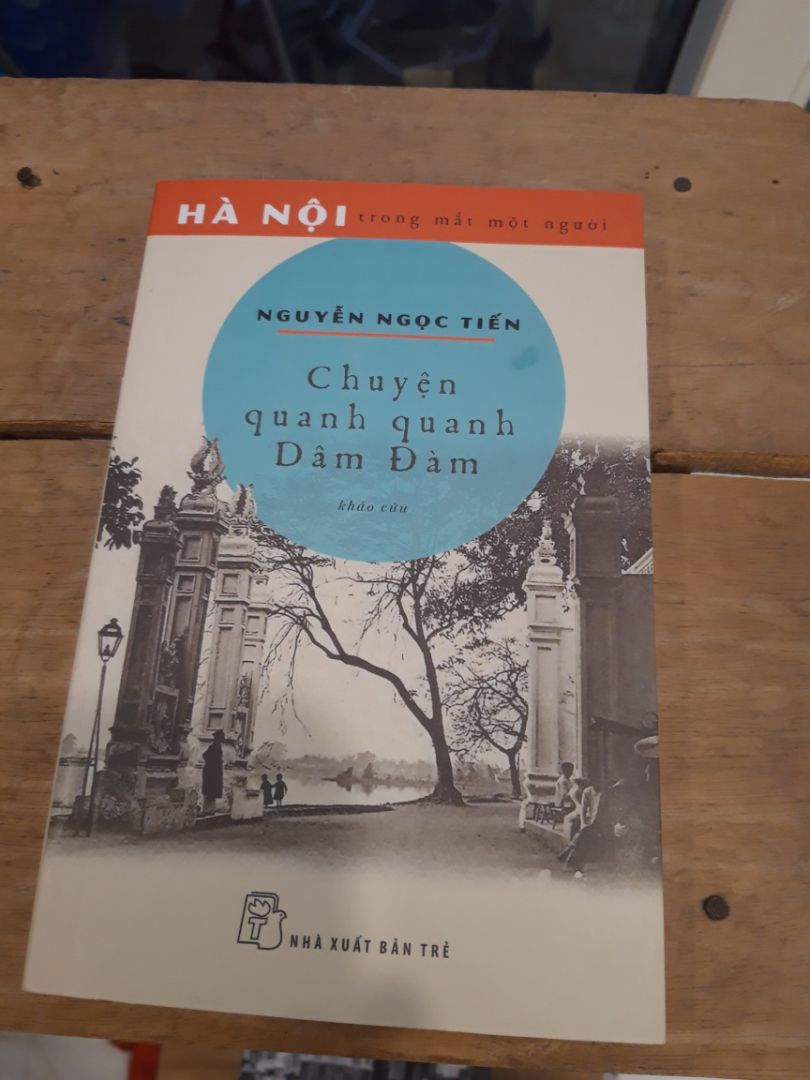 Sách hag về Hà Nội. Nhà báo Nguyễn Mạnh Tiến viết về Hà Nội rất hay, cuốn sách vừa có chất thơ vừa có nhiều thông tin quý về lịch sử văn hoá Hà Nội. xứng đáng là một cuốn sách khảo cứu có giá trị