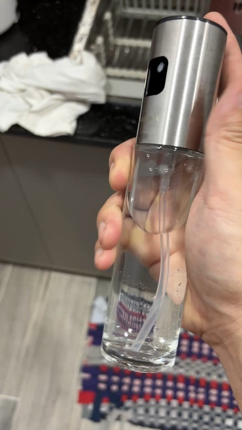 Sản phẩm không xài được, rất mất thời gian chờ đổi trả. Trong khi tôi cần gấp nên sử dụng TiKi Now. Bây giờ hàng không chất lượng, lại phải đợi tới giờ đã 3 ngày.

Dù biết quy định đổi trả trong vòng 3 ngày làm việc sau thu hồi nhưng như vậy là quá lâu. Dường như TiKi không có cải tiến dịch vụ.

Liên hệ người trực qua Chatbot cũng quá khó, vô tình tạo thêm rào cản với khách hàng.

Comment cuối cho sản phẩm là nhiều năm về trước, có lẽ shop tới hiện tại không còn hàng chất lượng nữa.