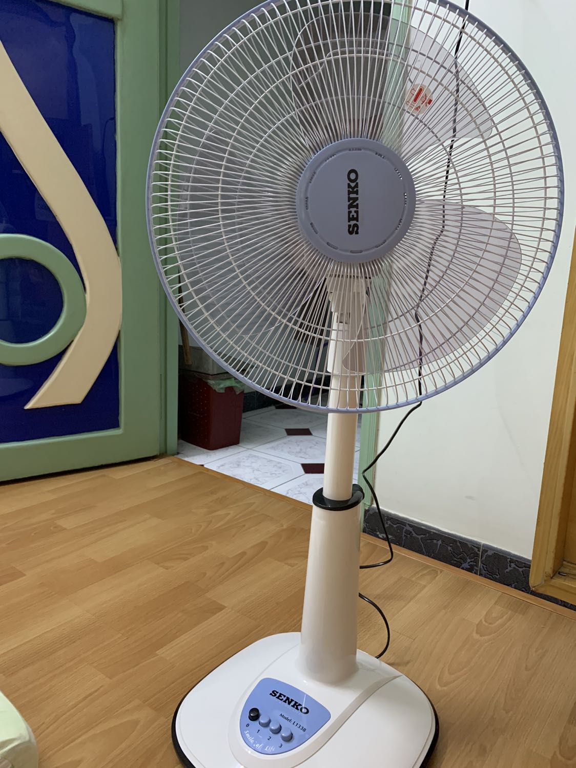 Tôi vừa mua 1 quạt đứng hiệu Sanko tại Tiki. Điều làm tôi vô cùng hài lòng là em nhân viên giao hàng của Tiki sáng hôm nay (sáng thứ sáu 18.12.2020, hình như em tên là Thịnh thì phải, nhờ phòng CSKH của Tiki kiếm tra lại), em đã giúp ráp chiếc quạt ngay tại chỗ và bảo tôi cắm quạt kiếm tra ngay. Quạt chạy êm và màu sắc đẹp dù Tiki chọn màu ngẫu nhiên. Cám ơn Tiki và  nhân viên của Tiki rất nhiệt tình giúp đỡ.