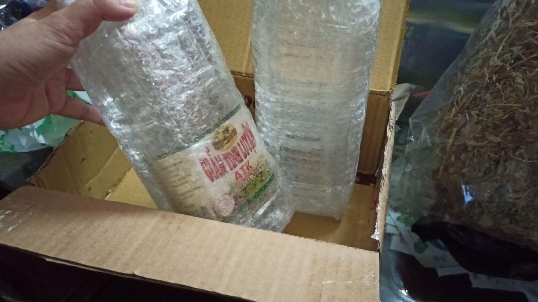 hàng đóng gói kĩ, giao rất nhanh luôn, sp mới và hsd lâu. Giấm thơm rất ok!