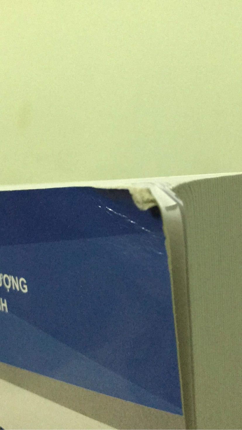 Sách mình nhận được bị gấp mép nặng. Mình không hiểu tại sao shop lại chuyển cho mình một cuốn sách lỗi về mặt hình thức như vậy cho mình trong khi mình đã lựa nơi bán giá nhỉnh hơn so với mặt bằng chung để nhận được chất lượng tương xứng. Trong khi đó, tất cả các cuốn sách mình sử dụng mình đều giữ rất kỹ, lần này mình đặt sách mới nhưng khi nhận sách thì không “mới”.