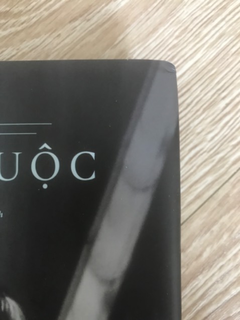 Hơi thất vọng với Tiki một xíu vì cuốn này mình mua không hề rẻ, là bìa cứng nhưng lại bị móp ở góc, sách bìa cứng nhưng khi đóng gói Tiki không hề bọc cho mình:((