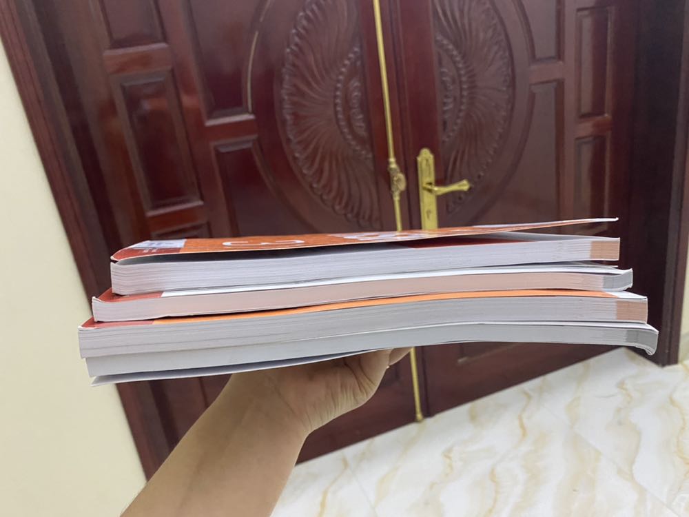 Nhận được sách mình “CỰC KỲ KHÔNG HÀI LÒNG” vì đóng gói không cẩn thận. Mình đặt 4 đơn thì cả 4 góc mép sách đều bị “gãy, gập, cong” thật sự rất khó chịu.