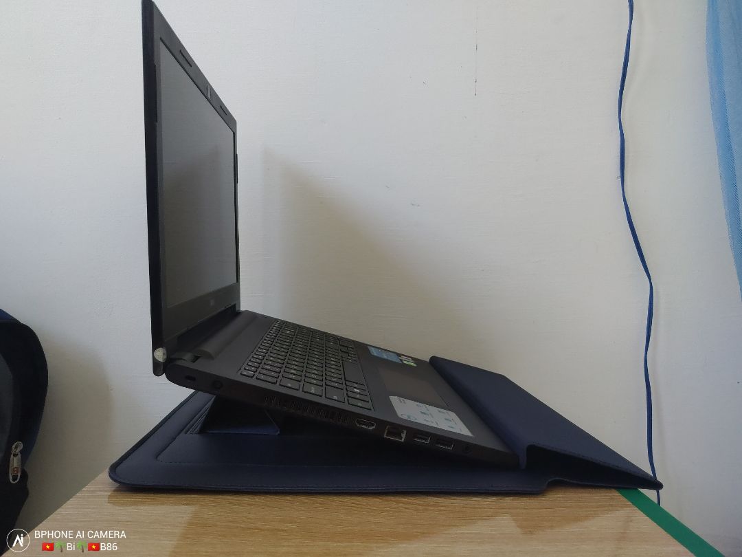 Sản phẩm đẹp, màu sắc sang trọng, chất da mịn, mình có gặp trục trặc 1 xíu về màu sắc nhưng shop đã giúp mình chọn màu theo ý muốn, shop trả lời tn nhanh,tận tình, laptop dell 15,6 inch mẫu cũ hơi dày nên mình chọn up lên 1 size mua mẫu 16inch về đo kích thước sp là 43x32cm hơi rộng xíu nhưng k thành vấn đề, kê tay gõ phím rất êm, đỡ mỏi tay, túi nhỏ đi kèm đựng được cả sạc laptop và chuột. Một điểm mình mong sản phẩm cải thiện là các phần nam châm hút mạnh hơn hiện tại nam châm hơi yếu phần tam giác để kê máy khi để phẳng dính vào bao da hơi yếu dễ bung ra nếu lắc mạnh.