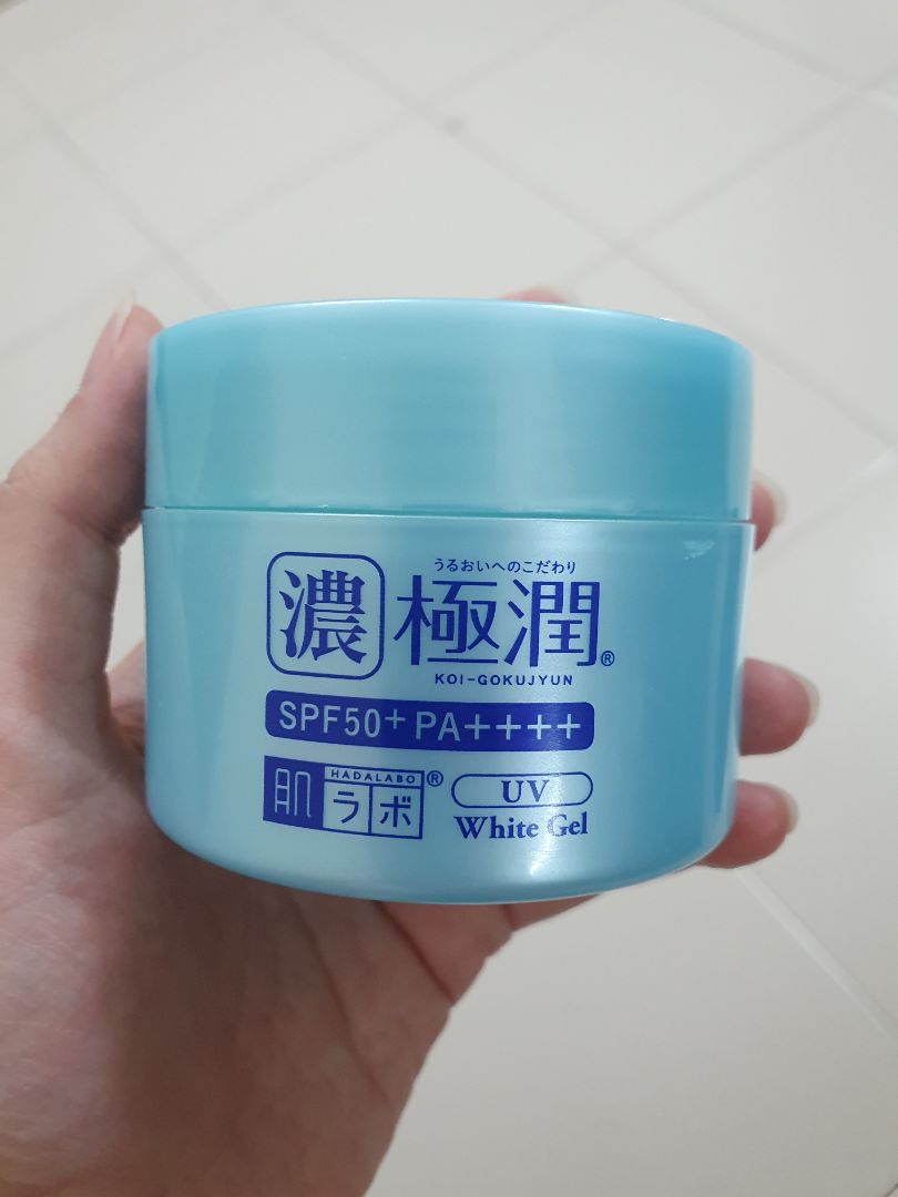 Loại này có kết cấu gel nên chất mỏng, nhẹ., khi bôi lên da có cảm thấy mát lạnh. Da có chút bóng nhẹ sau khi bôi nhưng nhanh hết sau vài phút, không có vệt trắng trên da. Mình sử dụng kem vào thời điểm nắng nhất nên vẫn phải bôi thêm lớp kem chống nắng nữa, hoặc chỉ sử dụng vào cuối tuần khi ở ttong nhà là chủ yếu. Kem giữ ẩm tốt cho da. Mùi hương không thơm kiểu hương liệu, và khi bôi lên da không ngửi thấy mùi nữa. Mình hay dùng dược mỹ phẩm không có mùi hương liệu nên thấy ổn và thích kiểu này. Hũ to nên dùng được lâu.
