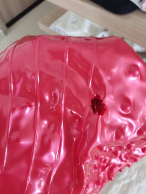 Họ mang theo một quả bóng lỗ. Bị chuột cắn. Shop không trả lời tin nhắn. Tôi không khuyên bạn nên mua.