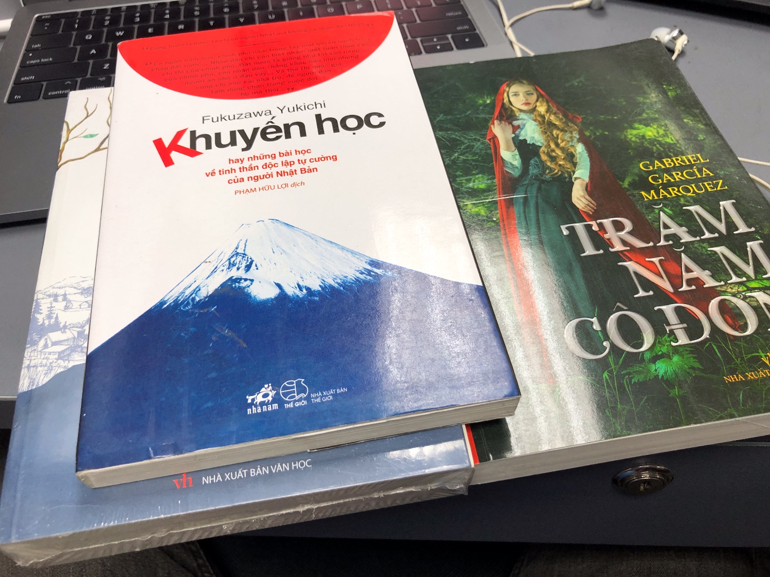 Tôi đặt 3 cuốn, Tiki giao 2h, ok khá nhanh. 
Nhưng 1 cuốn là sách mới còn đóng trong nilon, 1 cuốn Trăm năm cô đơn trông cũ rồi vì thấy sờn ở vỏ, hoặc để trên giá sách 3000 năm rồi.
Còn 1 cuốn nữa là cuốn khuyến học này thì quá tệ, ngoài vạch còn thấy cả vệt bút bi lên đó luôn
Các bạn nhìn trên hình sẽ thấy, tiki làm ăn quá tệ luôn.
Tôi để tiền mua sách mới chứ không phải sách cũ đâu các bạn.