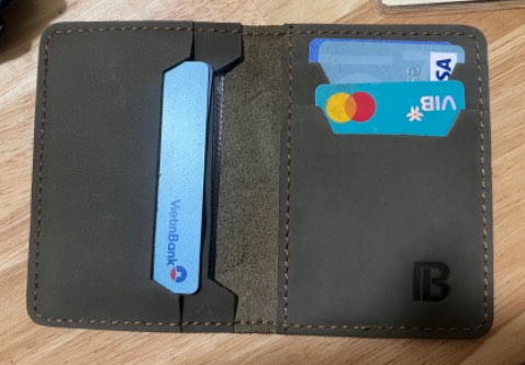 Ví đẹp nhưng ít ngăn quá, k đủ bỏ hết thẻ dc.