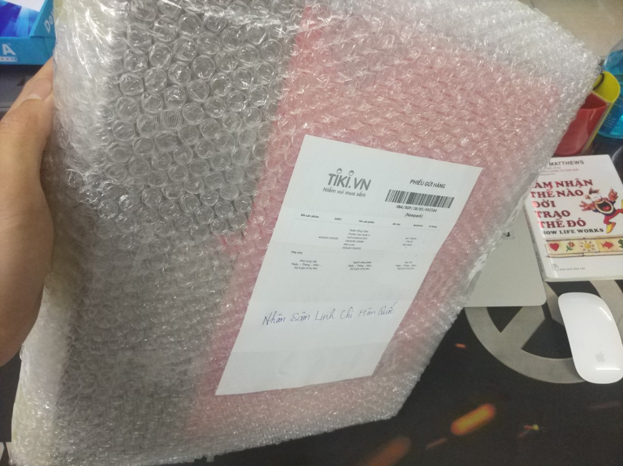 Khi mua hàng nên chọn shop uy tín và chuyên về dòng nhân sâm để mua mới có những sản phẩm tốt, không bị tồn kho. Nhà mình chỉ chọn shop NHÂN SÂM LINH CHI HÀN QUỐC vì mua mấy lần của shop này thấy đóng hàng rất cẩn thận, bọc xốp bên ngoài nên khi nhận hàng bóc ra bên trong vẫn rất mới.