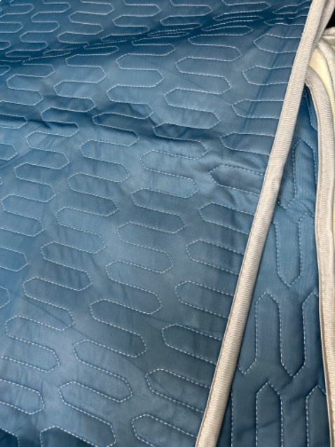 Chất liệu mướt , ko chỉ thừa, nằm máy lạnh mát nha