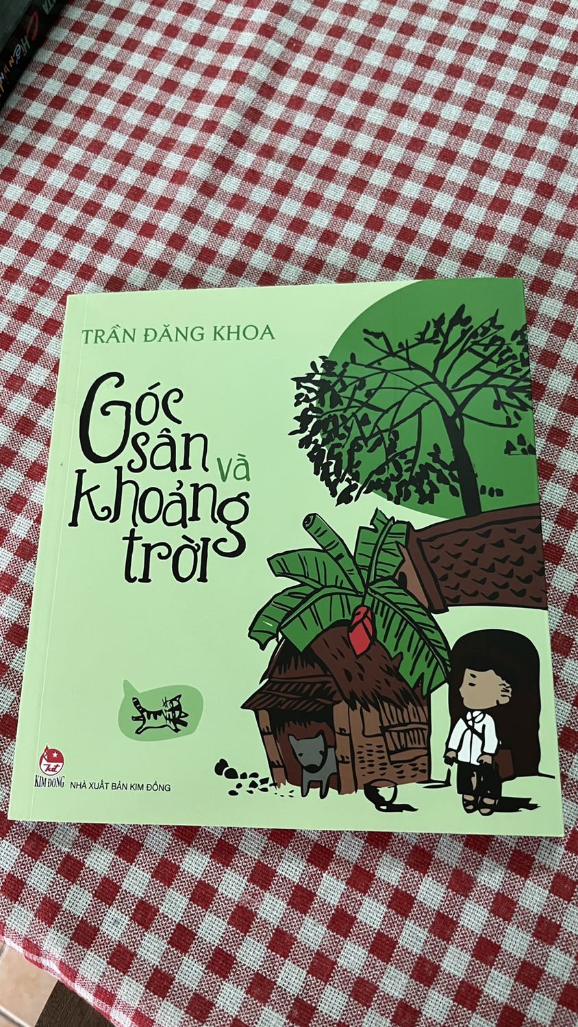 Nhớ những vần thơ cũ quá 😜 
Tiki giao hàng nhanh chóng, đúng hẹn, đóng gói kỹ càng. 
Sách này in màu trên nền giấy bóng nhẹ nhẹ nha ạ 📖