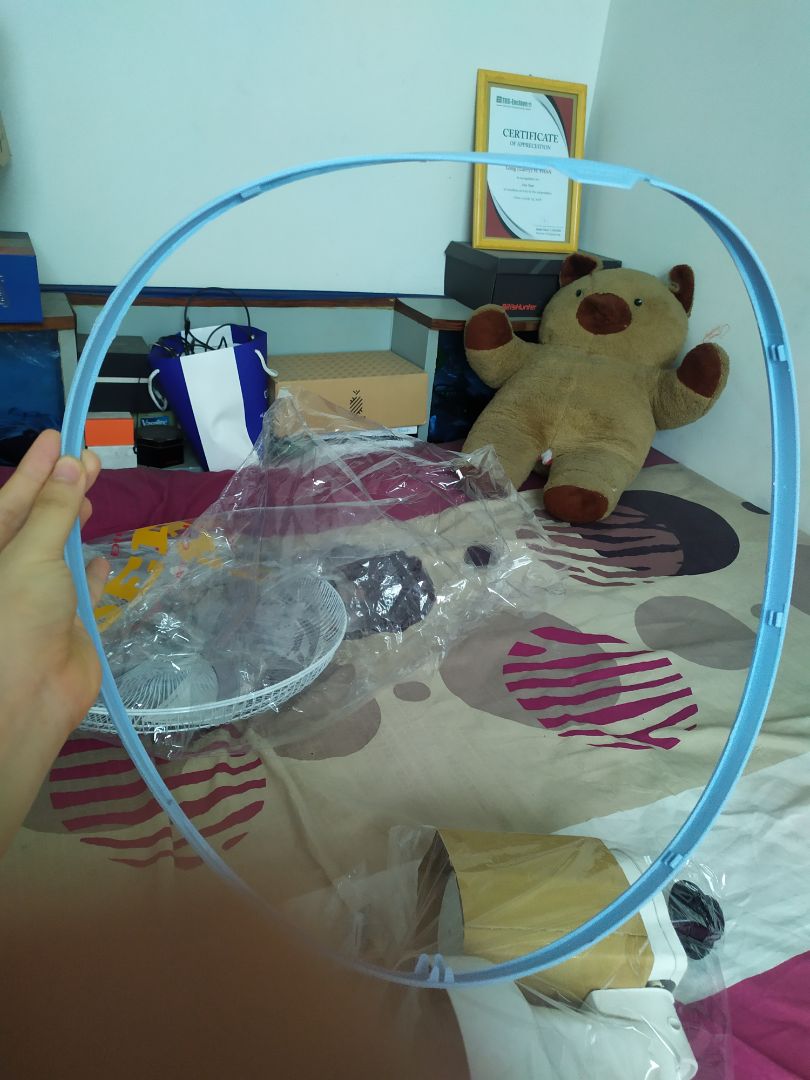 Trước khi mua quạt đọc cmt thì mình có khá nhiều băn khoăn về dịch vụ giao hàng của Tiki nhưng khi nhận quạt thì mình có 2 điều muốn nói như sau.
- Tiki: sản phẩm giao hàng cẩn thận và bảo đảm hơn, mọi thứ đều OK từ phía TiKi
- Quạt: do làm bằng nhựa nên dễ bị mục gãy(có thể thấy vết nức), như hình thì do nhà sản xuất vặn chặt nên nên bị mục gãy hết phần mặt nhựa trước, mình đã gắn tạm lại để đi mua cái khác thay thế.
Tóm lại thì dịch vụ của Tiki vẫn OK, có chăng là quạt bằng nhựa  thì dễ giòn và gãy hơn Trước khi mua quạt đọc cmt thì mình có khá nhiều băn khoăn về dịch vụ giao hàng của Tiki nhưng khi nhận quạt thì mình có 2 điều muốn nói như sau.
- Tiki: sản phẩm giao hàng cẩn thận và bảo đảm hơn, mọi thứ đều OK từ phía TiKi
- Quạt: do làm bằng nhựa nên dễ bị mục gãy(có thể thấy vết nức), như hình thì do nhà sản xuất vặn chặt nên nên bị mục gãy hết phần mặt nhựa trước, mình đã gắn tạm lại để đi mua cái khác thay thế.
Tóm lại thì dịch vụ của Tiki vẫn OK, có chăng là quạt bằng nhựa  thì dễ giòn và gãy hơn