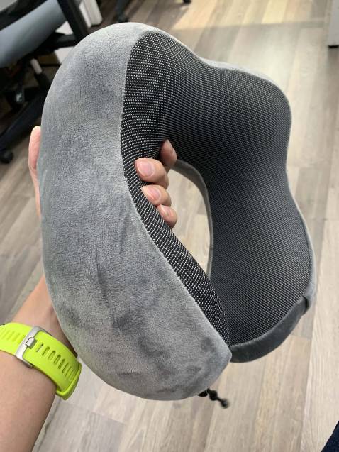 Gối êm lắm nha, ngủ như chết không muốn thức luôn. Sẽ mua nữa.

Update: đã mua lần 2 sản phẩm này. Phiên bản màu xám có chất lượng tốt nhất nha mọi người (hình). Xốp có độ đàn hồi cao giúp nâng đở tốt hơn, không gây cảm giác xẹp lép.