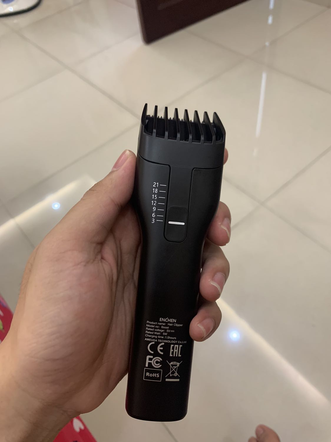 Sản phẩm dùng chất lượng rất chi là ok.Nó thông minh hơn cắt tóc thông thường,giá quá rẻ,bth dịch cắt 50k 1 người,giờ cắt 4người bằng giá cái máy nên mua cái máy cho rẻ mn ạ.Dùng được nhiều tiện dụng vô cùng luôn,dễ vệ sinh,rất bền và khó hỏng.11/10 nhé