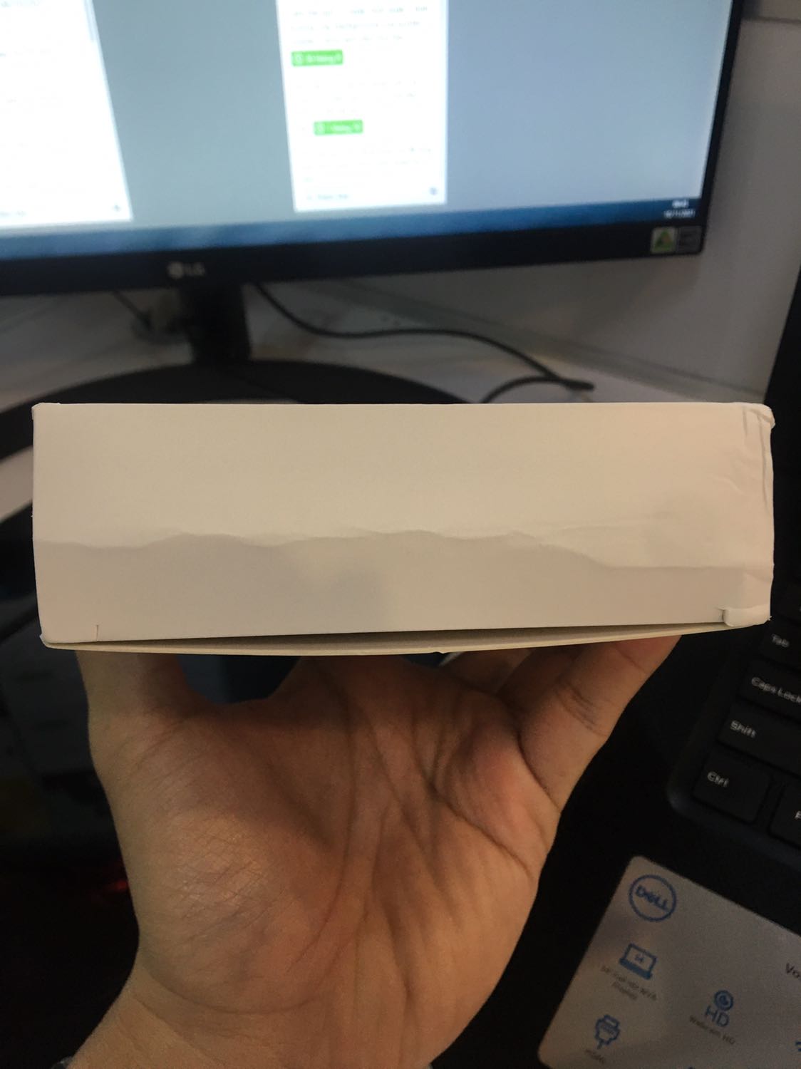 Shop giao 1 món hàng mà bị vênh phần đế lẫn phần mặt tiếp xúc với thiết bị vầy sao chấp nhận được? Các bạn có kiểm tra trước khi giao không?