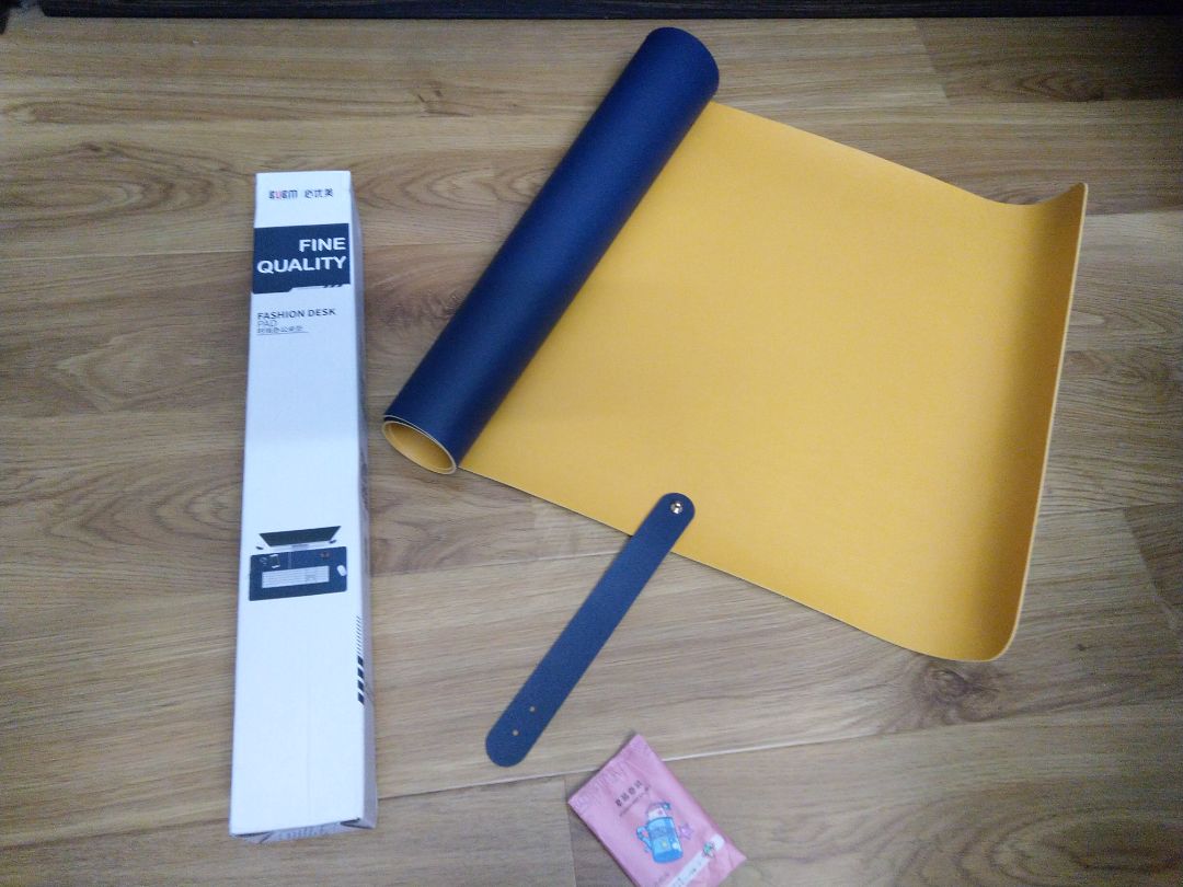 6 sao cho mọi thứ từ khâu đóng gói, vận chuyển và nhà bán hàng. Hàng đúng như thông tin đã mô tả.

Da sờ vào rất mịn, để trải lên bàn trông mọi thứ nhìn sang chảnh hẳn cả ra.

Được tặng kèm túi hút ẩm mùi dâu nhỏ nhỏ xinh xinh, vs cái dây đeo bằng da cực chất.