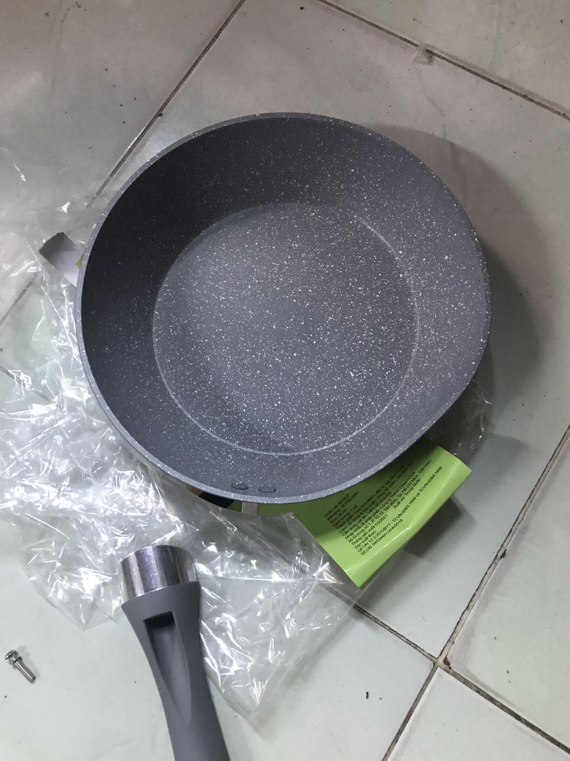 Chảo bị méo, yêu cầu shop giải quyết vấn đề đổi cho mình