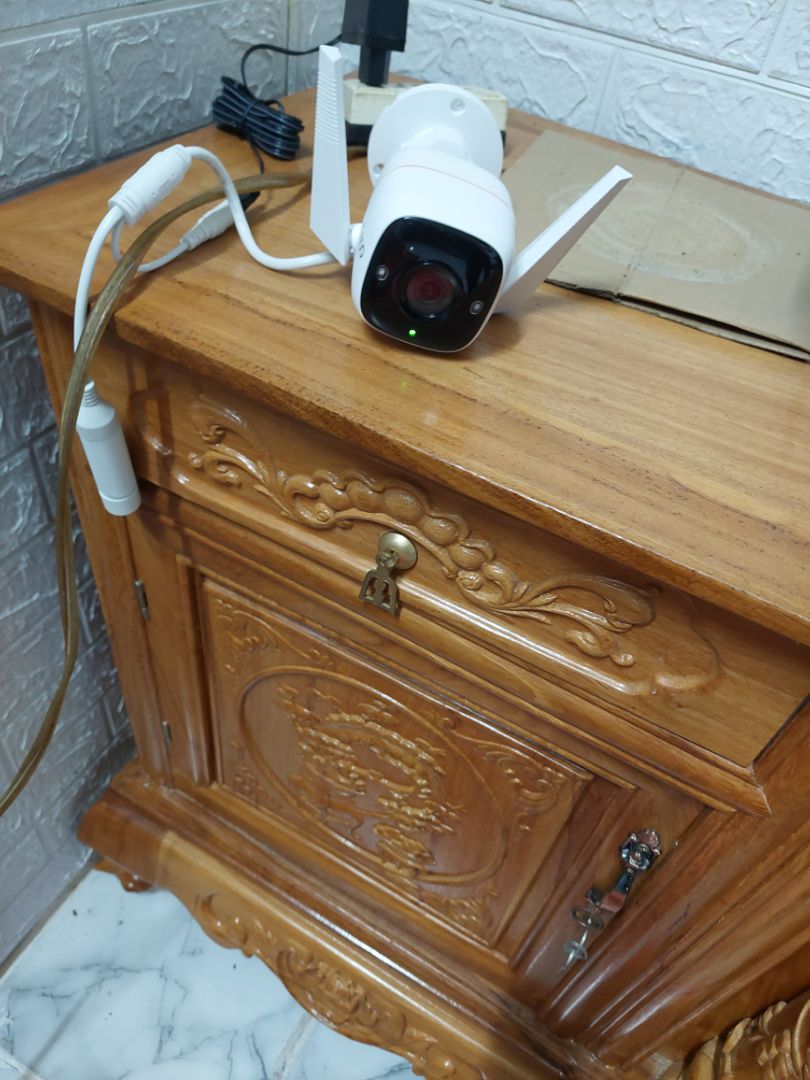 * Ưu điểm:
_ Lắp đặt nhanh chóng
_ Hình ảnh rõ
_ Báo động chuyển động và con người nhạy (nhưng mình không thích thông báo liên tục làm phiền nên mình bỏ chọn tính năng nay)
* Nhược điểm:
_ Camera không quay 360 độ được, khi lắp đặt leo lên leo xuống chỉnh góc phát bực vì mệt (lỗi do mình không đọc kỹ mô tả)
_ Camera không có chạm 1 lần vào nút âm thanh để tắt tiếng khi xem camera trực tiếp, mà phải kéo giảm âm thanh, nhưng nếu kéo về mức âm thanh về 0 thì xem lại video sẽ bị mất tiếng (âm thanh) luôn.