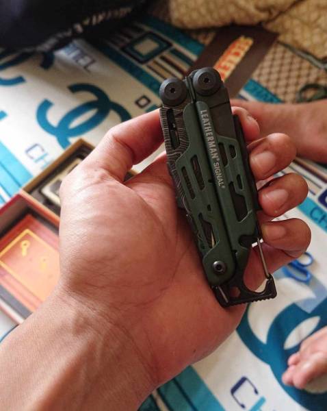 Shop siêu nhiệt tình, chăm sóc khách tận răng 😸 Hàng ship siêu nhanh, siêu xịn, bao chính hãng nhé 😺 Dòng Leatherman Signal này ít người để ý tới, cơ mà nếu ai thích đi cắm trại/dã ngoại/outdoor/trekking hay chỉ đơn giản là cần một multitool vừa đủ xài cho tất cả mọi thứ (kể cả sinh tồn) thì hãy để ý tới em nó nhé! Highly recommended!