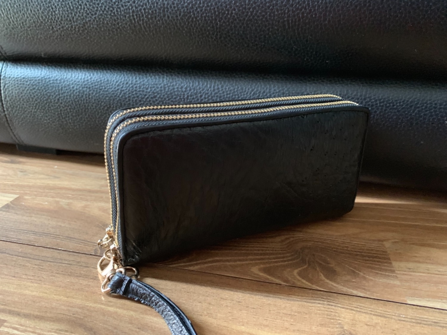 Sản phẩm đẹp, như hình, form dáng chắc chắn, được gia công tỉ mỉ, đẹp. Ví có Nhiều ngăn nên rộng rãi, chứa được nhiều đồ, cả điện thoại nữa. Một hạn chế nhỏ là cái móc treo dây ví hơi bị gỉ xíu, nếu không sẽ hoàn hảo hơn.
Lúc nhận hàng, có hộp đựng ví khác trang trọng, có thể làm quà tặng. Sản phẩm có kèm phiếu bảo hành 1 năm. 
Giá mình mua được trên tiki đang rất tốt ạ.