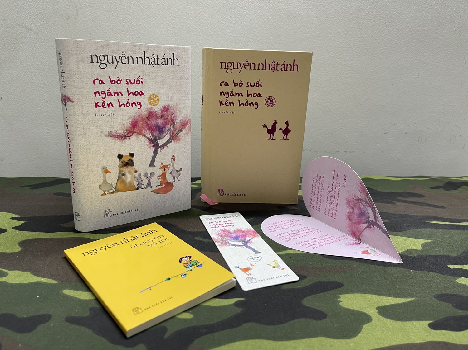 Sách ở thực tế đẹp hơn so với tuởng tuợng, hàng giao đúng mô tả bao gồm 1 sách, 1 bìa phụ, 1 thiệp thơ hình trái tim, 1 tấm đánh dấu sách in 2 mặt, 1 quyển sách tặng kèm khổ nhỏ, tất cả đuợc bao bọc gọn gàng; bên trong sách bị vài vết hằn ở vài trang đầu không biết là tại sao? Mùi giấy thơm mới, cách trình bày chỉnh chu thấy có minh hoạ bằng tranh màu nữa, còn về nội dung thì chưa đọc nên chưa thể đánh giá; nhân viên giao hàng đúng giờ, thái độ lịch sự.