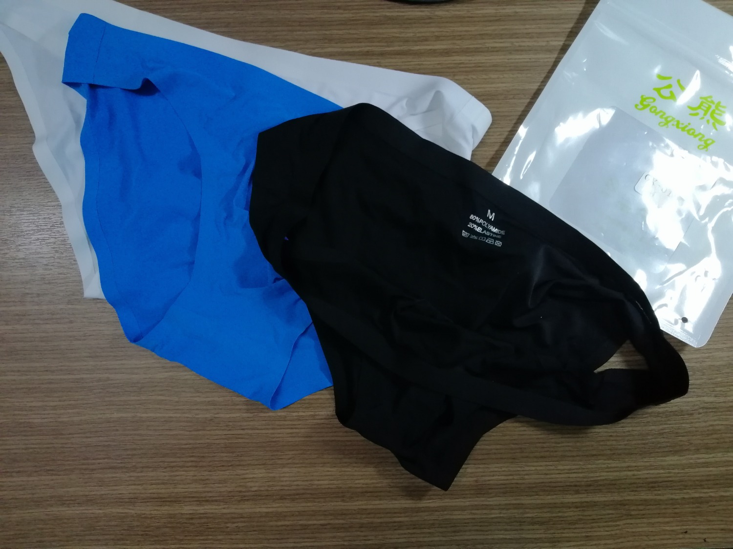 Trước đó mình có mua quần lót đúc qua ***, thấy quảng cáo là hàng Nhật nên mình mua thử, mặc rất thoải mái, song có một vấn đề nhỏ nên mình chuyển qua Tiki mua xem thế nào:

-4 quần lót mua trên Tiki là hàng sản xuất từ Quảng Châu (Trung Quốc).
-4 quần 4 màu khác nhau: trắng, xanh biển, xanh đậm và đen. Mỗi ngày mặc một màu cho đỡ nhàm chán.
-4 quần này so với sản phẩm mình từng mua qua *** có chút khác biệt là: phần U lồi lớn hơn chút, nên có vẻ là thoải mái hơn cho vùng nhạy cảm.
-Phần thun viền khi mặc có cảm giác hơi thít chặt một chút vào da (da mình hơi nhạy cảm), song, mặc quen rồi sẽ cảm thấy ổn.
-Chất liệu quần: 80% Polyamide, 20% Elastine.
-Phần phí phụ thêm 12 ngàn, mà Tiki "mặc định" gọi là phí cồng kềnh, mình đoán là do hàng này từ ngoài Bắc chuyển vào Nam (trên hộp đựng hàng mình nhận hình như có ghi là Hà Nội). Có lẽ, dòng quần lót đúc này trong Nam chưa phổ biến bằng ngoài Bắc. Quần đúc Nhật kì mình đặt qua Face cũng phải chuyển từ Bắc vào, chờ dài cổ.

Đã quen mặc quần lót đúc rồi, mình không mặc lại mấy cái quàn lót cũ nữa vì mấy cái quần cũ nhiều vải, cảm giác nóng lắm, trong khi quần lót đúc rất ít vải (mà chất liệu cũng khác). Đó là lí do mình phải mua thêm quần đúc về để mặc đủ trong tuần. ^^