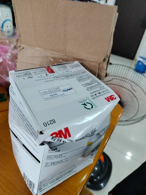 Shipper giao vậy nè ! Chả biết nói sao