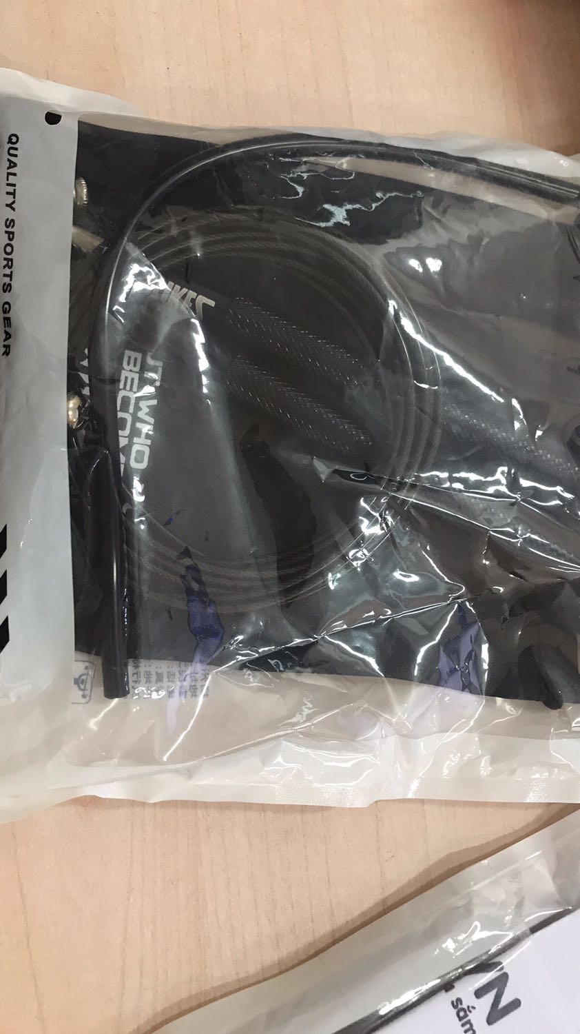 1. Màu không đúng màu khách đặt (giá của màu xanh đắt hơn giá của màu đen, màu mình đặt là màu xanh, khi nhận lại là màu đen còn bọc trong túi giấy để qua mặt TIKI và khách hàng).
2. Mình đặt 2 sản phẩm  đều ghi trên mô tả có được tặng kèm túi đựng, nhưng khi nhận thì không có cái túi nào. Cảm giác như bị *** vậy. 
Chưa dùng sản phẩm nên chưa biết chất lượng như nào. 
Nhưng ghét bị k trung thực như này.