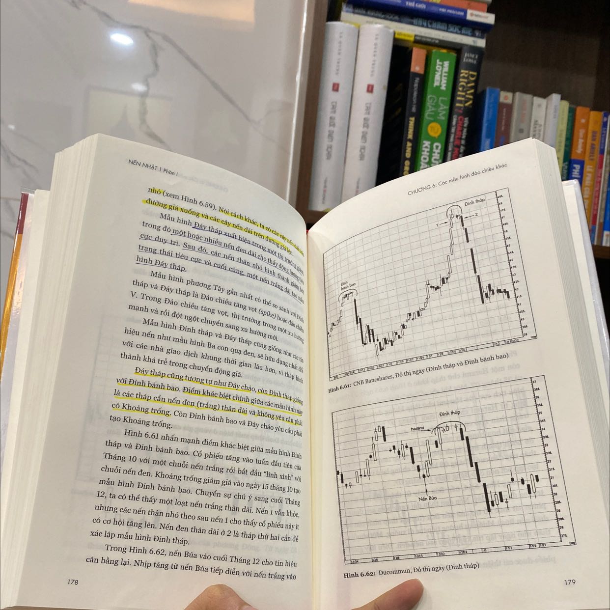 Mình cực kỳ thích những quyển sách từ happy lai đa số đều là bia cứng nên rất đẹp cuốn tuyệt kỹ giao dịch bằng đồ thị nến nhật này cũng là một trong số đó được thiết kế rất đẹp với nội dung cực kỳ chất lượng. Sách chuyên về hướng dẫn nhận biết và thực hành trên thị trường chứng khoán bằng đồ thị nến thông dụng