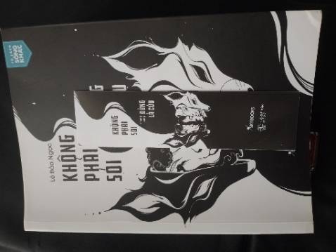 Sách có đi kèm bookmark.
Nội dung sách được phân tích dưới góc độ của Tâm lý học Tiến hoá, xã hội học, thuyết Maslow... về các vấn đề: idol, trầm cảm, nỗi sợ bị bỏ rơi... 
Theo quan điểm cá nhân, mình thấy cấu trúc và cách viết của mỗi chủ đề khá giống với các tác giả Trung Quốc. Mỗi chủ đề tác giả phân tích và đi kèm các ví dụ.