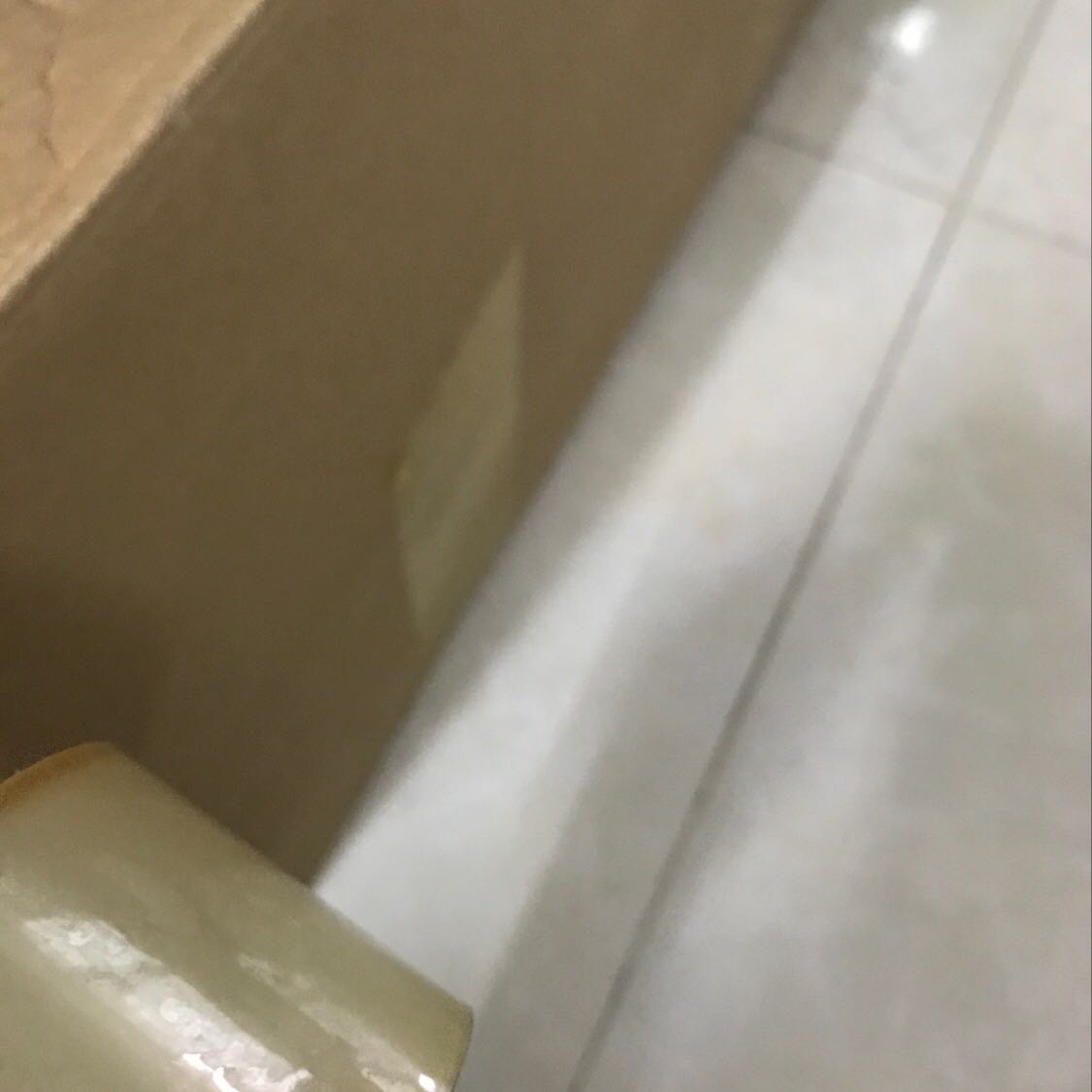 1 mặt dán cửa kính thì dính, một mặt dán mốt k dính, nói chung dán xogn gỡ ra vo tròn làm banh slam chơi thôi, toi 2 cuộn của mình