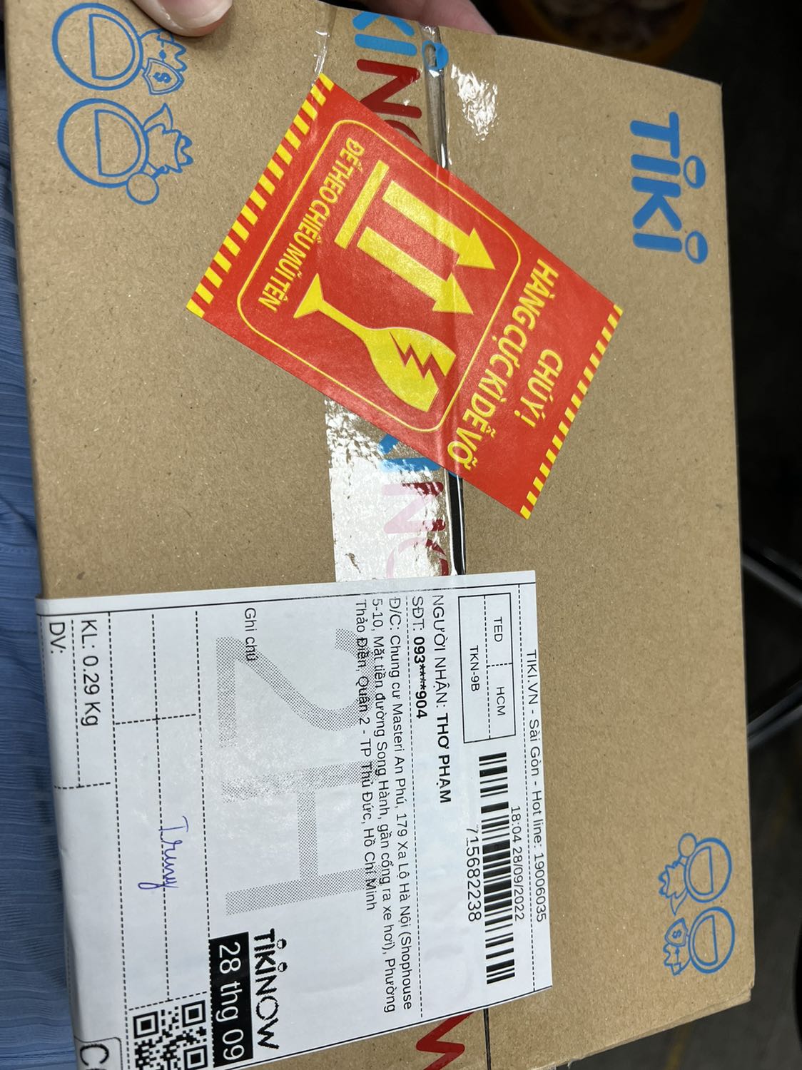 Đã nhận hàng giao hàng rất nhanh và còn được tặng 1 khay son môi. Giá tốt và mẫu đẹp màu đỏ da khá là oki.