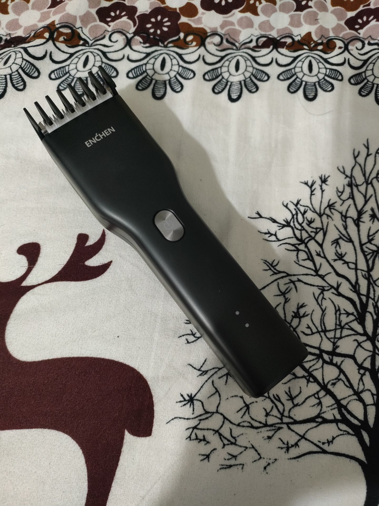 Dùng thích lắm luôn. Đi tới đâu là gọn gàng tới đó. Nhưng nấc điều chỉnh độ dài dễ bị tuột xuống nếu ấn mạnh vào đầu. Vẫn tốt nếu biết dùng.