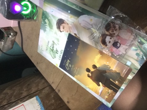 Shop đóng gói kỹ trộm vía là ko bị df nhưng giao hàng thiếu bookmark , trong sách chỉ có postcard , seal cũng bị rách ở dưới đáy sách, giao hàng siêu nhanh , shipper nhiệt tình